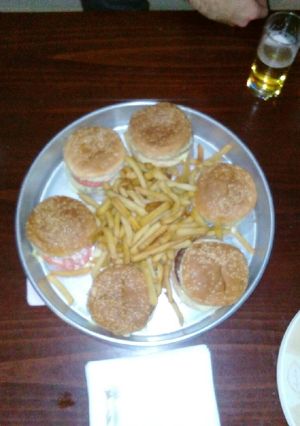 Φωτογραφία της συνταγής Burger με πατάτες τηγανιτές