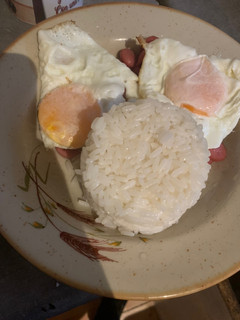 Una foto de Arroz a la cubana con salchichas
