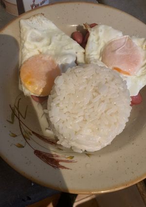 Una foto de Arroz a la cubana con salchichas