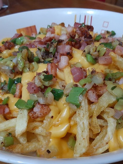 Una foto de Papas con cheddar y panceta
