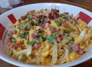 Una foto de Papas con cheddar y panceta