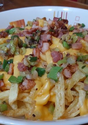 Una foto de Papas con cheddar y panceta