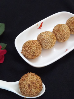 A picture of Sweet potato sesame balls.