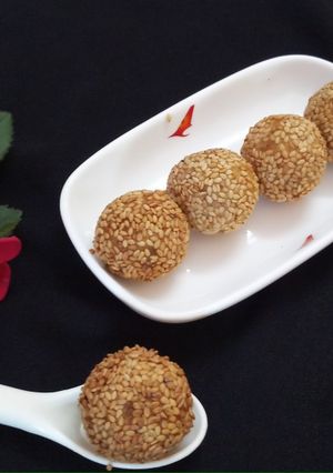 A picture of Sweet potato sesame balls.