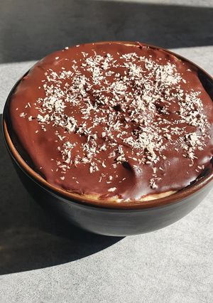 Une photo de Porridge avec sa coque en chocolat beurre de cacahuète