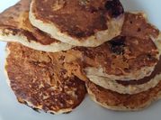 Una foto de pancakes de avena y arandano