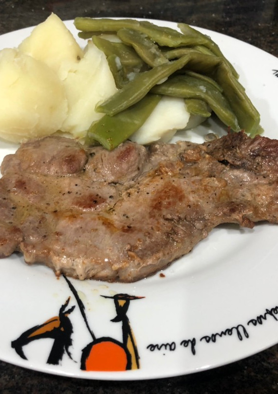 Una foto de Judía verde con patata y chuletas de aguja y pechuga de pollo
