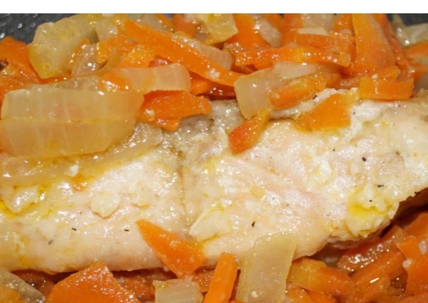 Минтай картофель морковь лук. Кета тушеная с овощами. Рыба тушеная с морковью и луком. Рыба тушеная с морковью. Треска тушеная с овощами.