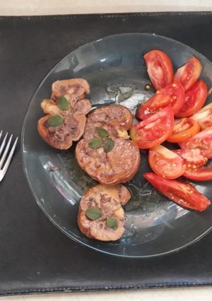 Una foto de Riñón al horno con ensalada de tomate