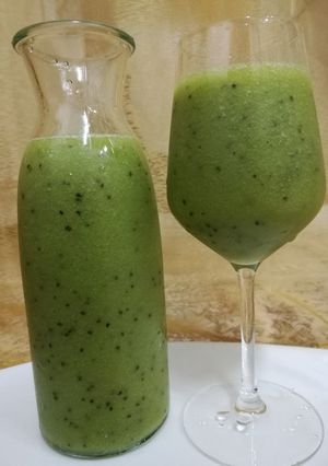 A picture of Kiwi mint lemonade.