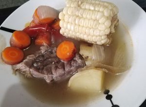 Una foto de Chamberete de res en caldo para los fríos de invierno 😵🤣😂