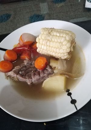 Una foto de Chamberete de res en caldo para los fríos de invierno 😵🤣😂