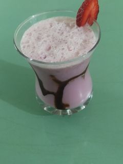 સ્ટ્રોબેરી મિલ્ક શેક(Strawberry Milkshake Recipe in Gujarati) રેસીપી મુખ્ય ફોટો