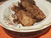 Una foto de filetes de pechuga de pollo y soja