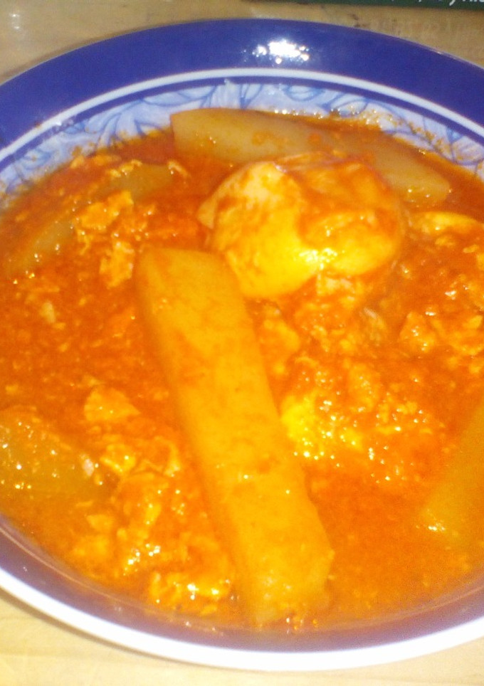 Una foto de Huevos ahogados en Chile guajillo🍳