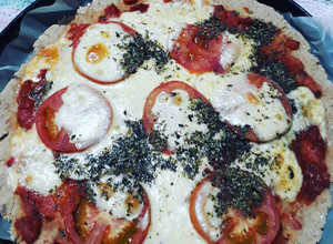 Una foto de Pizza fit de harina de avena vegetariana simple