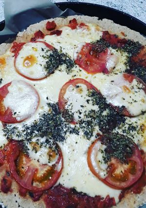 Una foto de Pizza fit de harina de avena vegetariana simple