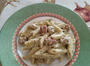 Foto di Penne al "pesto" di noci, prezzemolo & philadelphia con salsiccia