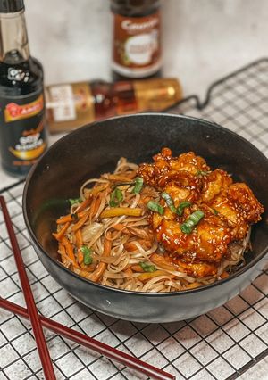 Szezámmagos csirkefalatok zöldséges sült rizstésztával🥬🥕🧅🥢🥡 recept fotója