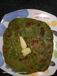 પાલક પરાઠા (Palak Paratha Recipe In Gujarati) રેસીપી મુખ્ય ફોટો