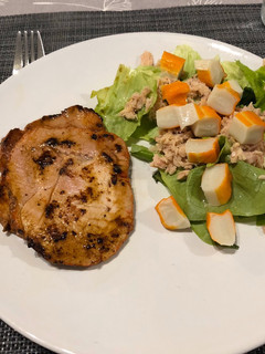 Una foto de Filete de cerdo con ensalada