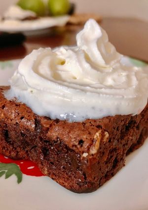Hình của món Brownie và sốt kem 🍦.