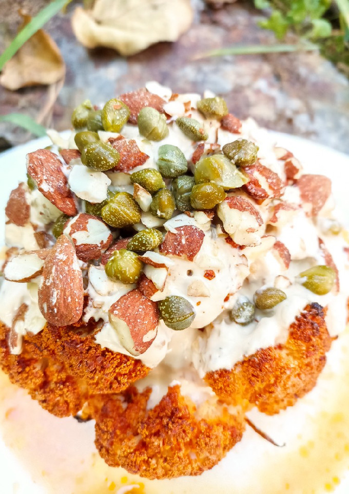 Una foto de Coliflor asada con almendras