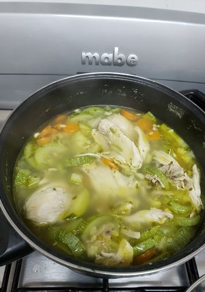 Una foto de Caldo de pollo