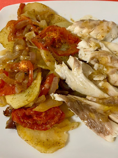Una foto de Dorada al horno con guarnición de patatas