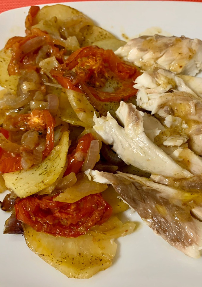 Una foto de Dorada al horno con guarnición de patatas