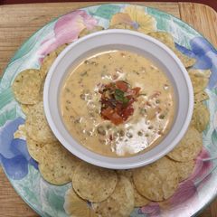 A picture of Lee's Chili Con Queso.