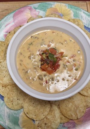 A picture of Lee's Chili Con Queso.