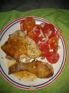 Una foto de Pollo al horno con ensalada
