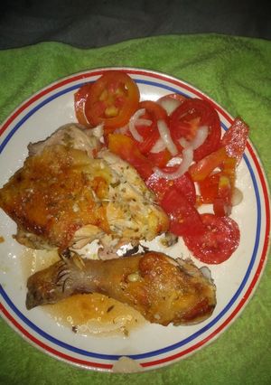 Una foto de Pollo al horno con ensalada