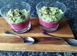 Une photo de Verrine betterave rouge avocat