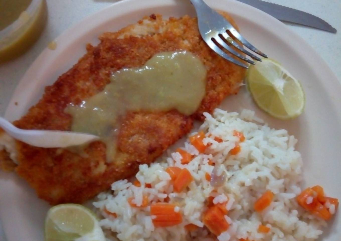 Pescado empanizado con arroz con zanahoria