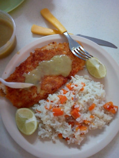 Una foto de Pescado empanizado con arroz con zanahoria