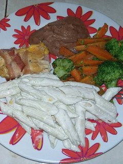 Una foto de Pechuga de pollo rellena con guarnición de verduras y pasta