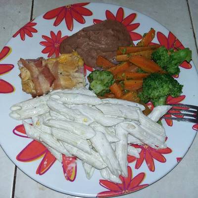Pechuga de pollo rellena con guarnición de verduras y pasta Receta de  Yoshio Frias  Cookpad