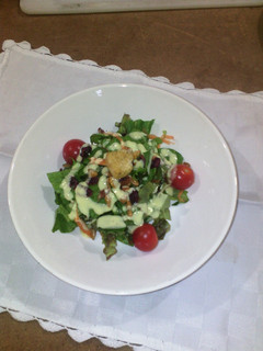 Una foto de Ensalada de lechuguillas con aderezo de yogurt, miel y mostaza.