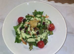 Una foto de Ensalada de lechuguillas con aderezo de yogurt, miel y mostaza.