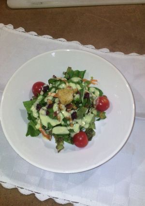 Una foto de Ensalada de lechuguillas con aderezo de yogurt, miel y mostaza.