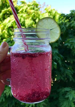 Une photo de Moktail citron framboises basilic