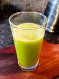 Suco verde de laranja tangerina e couve