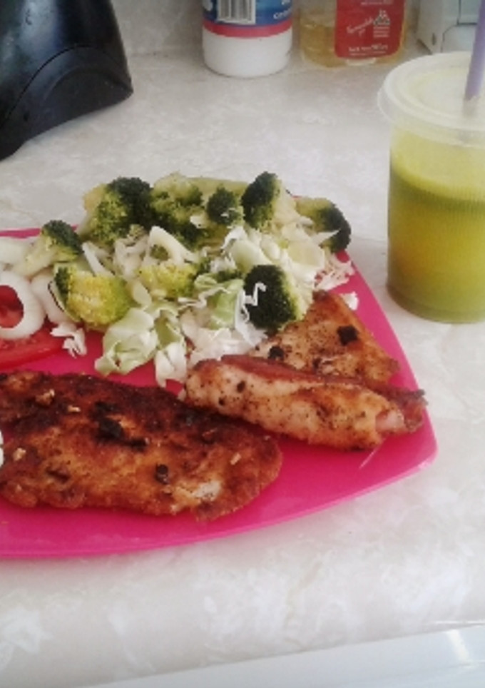 Una foto de Pechuga rellena con verduras al vapor, acompañada de jugo verde 