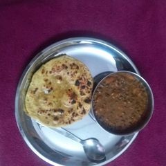 A picture of Dal Makhni and Missi Roti.