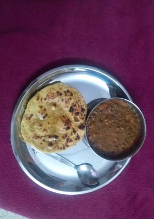 A picture of Dal Makhni and Missi Roti.