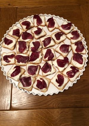 Une photo de Toasts au magret de canard séché