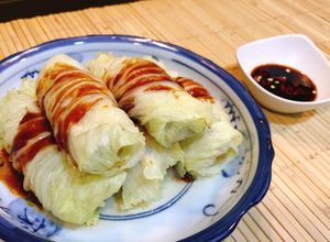 Hình của món Cải thảo cuộn hấp xì dầu.