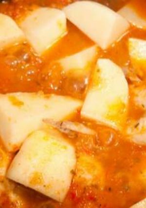 Una foto de Pollo entomatado con papas